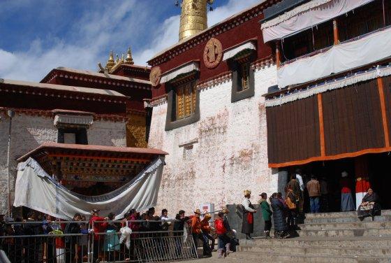 藏历正月初一排队进入色拉寺