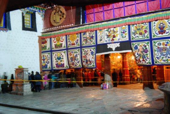 藏历12月30日晚排队进入大昭寺的情景