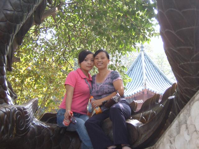 我与老妈在中山公园的龙背上