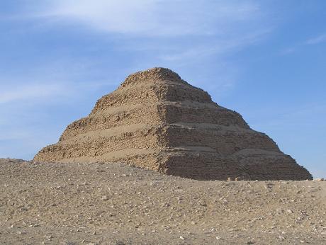 米不到,便是著名的第三王朝法老左塞(djoser)的阶梯金字塔墓组(step