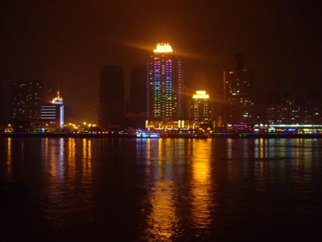 温州江心屿对岸的江宾路夜景